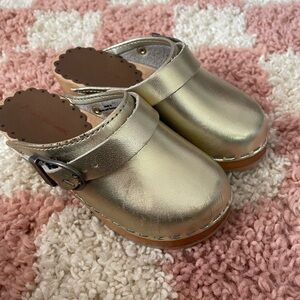 hanna andersson gold clogs toddler 8